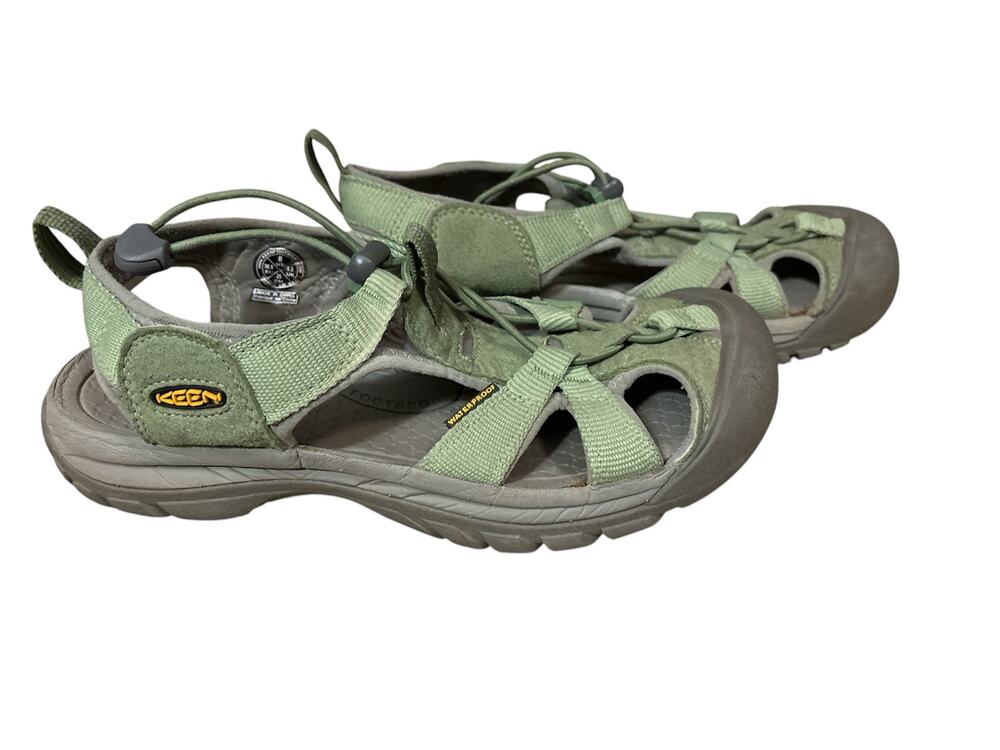 Keen Newport H2 hybrid water sandals women’s 8 in light green. Closed toe